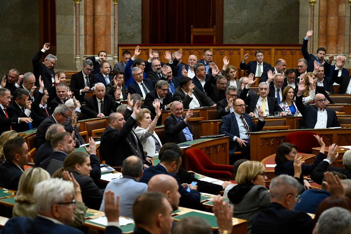 Budapest, 2025. november 17.
Képviselők szavaznak az Országgyűlés plenáris ülésén 2025. november 17-én.
MTI/Bodnár Boglárka