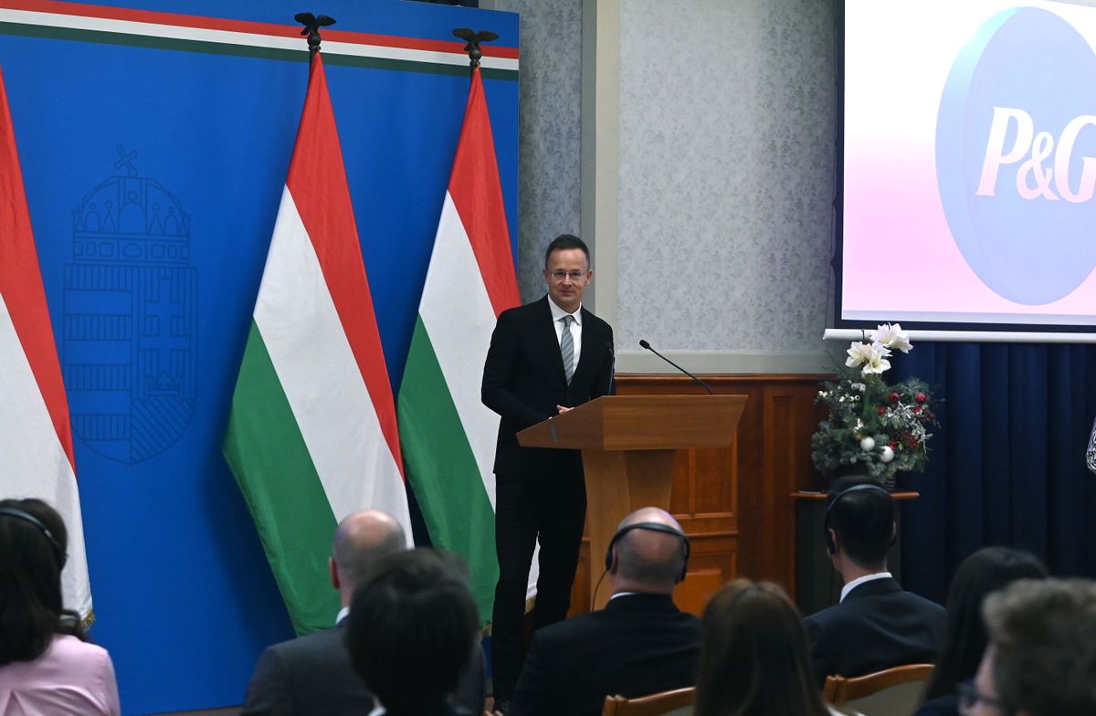 Szijjártó Péter külgazdasági és külügyminiszter beszédet mond a Procter & Gamble beruházásának bejelentésén a Külgazdasági és Külügyminisztériumban 2025. november 13-án. Több mint 72 milliárd forintnyi beruházást hoz Gyöngyösre és Csömörre a napi fogyasztási cikkeket gyártó amerikai Procter & Gamble (Fotó: MTI/Soós Lajos)