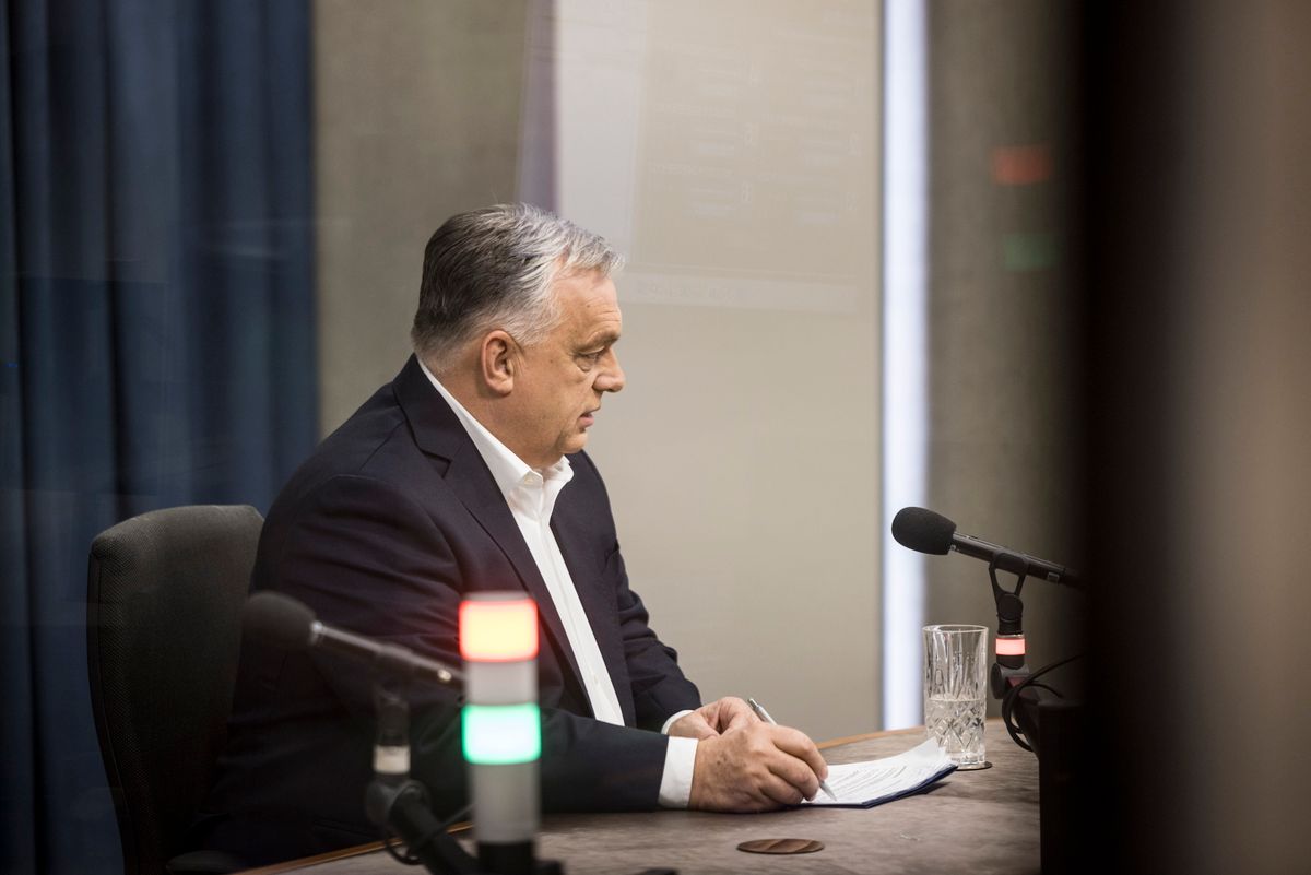 A Miniszterelnöki Kommunikációs Főosztály által közreadott képen Orbán Viktor miniszterelnök interjút ad a Jó reggelt, Magyarország! című műsorban a Kossuth rádió óbudai stúdiójában 2025. november 21-én (Fotó: MTI/Miniszterelnöki Kommunikációs Főosztály/Kaiser Ákos)