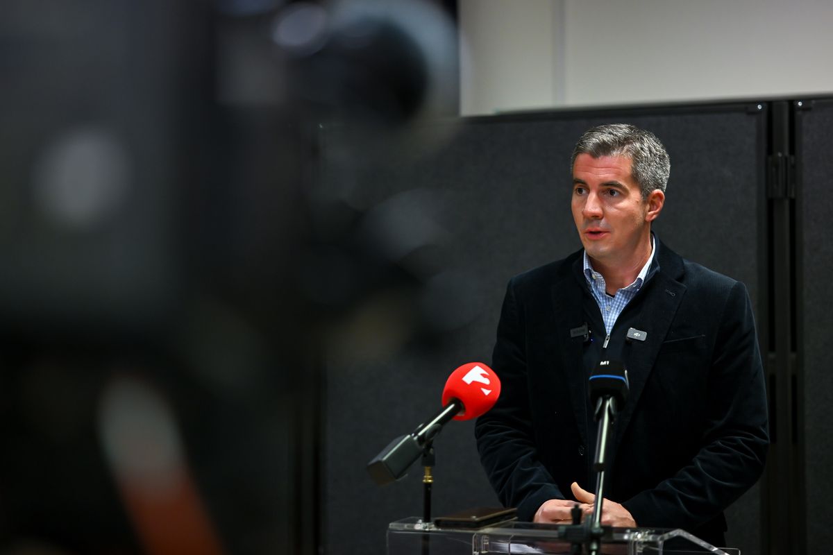 Komádi, 2025. november 17.
Kocsis Máté, a Fidesz parlamenti frakcióvezetője sajtótájékoztatót tart a kormánypártok országjárásának fóruma előtt a hajdú-bihari Komádiban 2025. november 17-én.
MTI/Czeglédi Zsolt