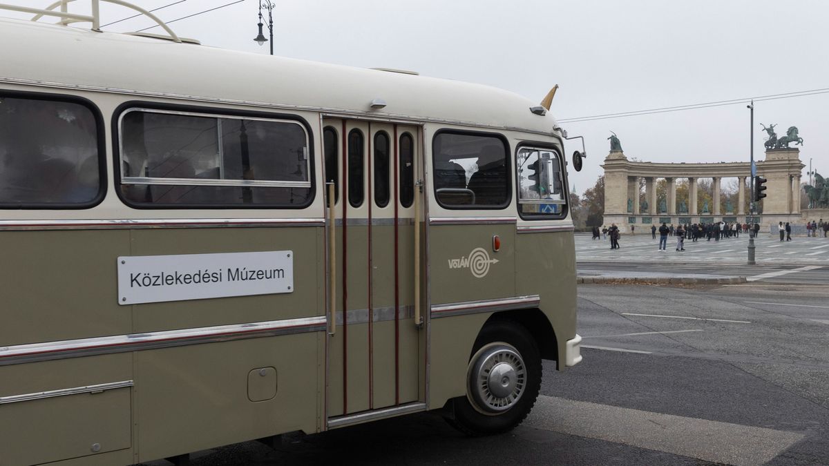 Ikarus
Budapest, 2025. november 14.
A Magyar Műszaki és Közlekedési Múzeum tulajdonában lévő Ikarus 311-es oldtimer autóbusz a Hősök terénél 2025. november 14-én. A Közlekedési Múzeum oldtimer Ikarus buszaival lehet utazni a téli hétvégéken december 6. és január 11. között Budapesten a Mozgó Múzeum című program keretében.
MTI/Kocsis Zoltán
