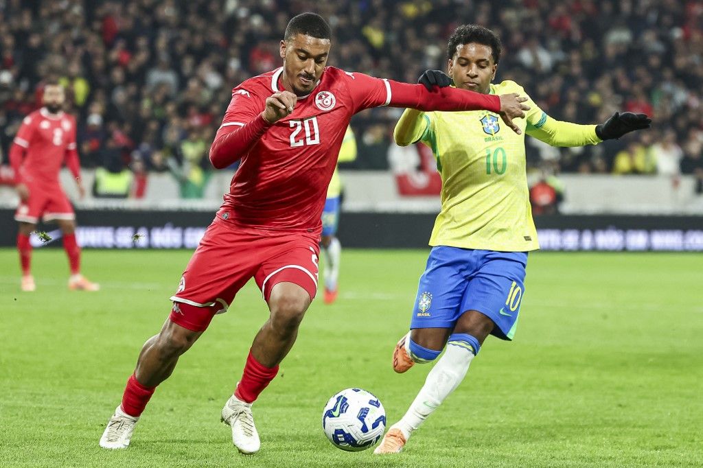 A tunéziai Yan Valery (balra) és a brazil Rodrygo párharca a két csapat keddi meccsén. Ez volt Carlo Ancelotti nyolcadik mérkőzése a brazil kispadon