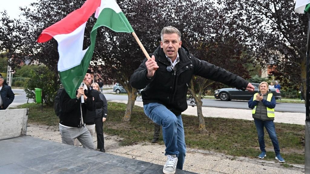 Peter Magyar, Hungarian opposition leader of the TISZA party arrives with a national flag to hold a rally in Tarnok (25 km from Budapest) on October 20, 2025. The former government insider-turned-critic has been on the road since summer as part of his "80 days around Hungary" intiative to present his policy plans for the 2026 elections. (Photo by Attila KISBENEDEK / AFP)