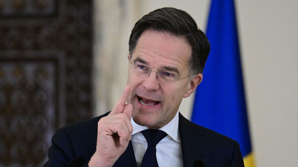 „Csak semmi pánik” - mondta Mark Rutte, majd az atomfegyverekről beszélt