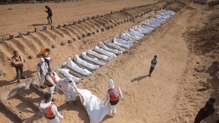 Palesztina - Egészségügyi és civil dolgozók tömeges temetést tartanak Khan Yunisban, a Gázai övezet déli részén