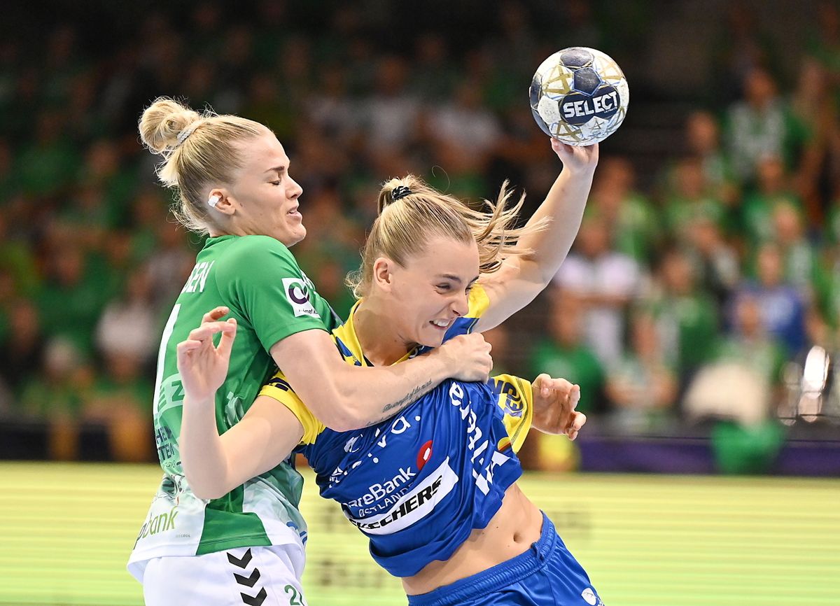 Győr, 2025. november 8.
Celina Vatne, a Storhamar (j) és Veronica Kristiansen, a Győri Audi ETO KC játékosa a női kézilabda Bajnokok Ligája A csoportjának 7. fordulójában játszott Győri Audi ETO KC - Storhamar HE mérkőzésen a győri Audi Arénában 2025. november 8-án.
MTI/Krizsán Csaba