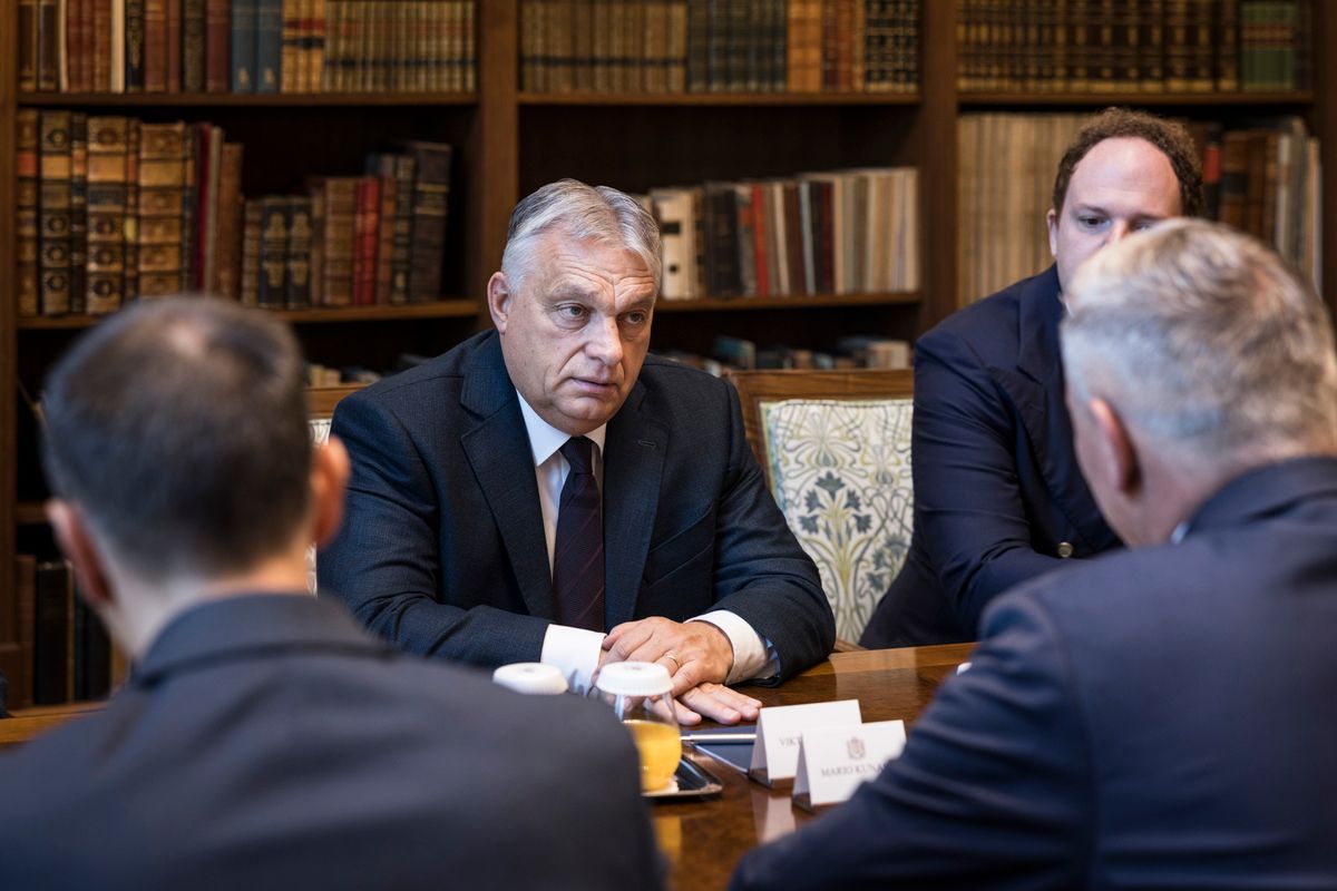 A Miniszterelnöki Kommunikációs Főosztály által közzétett képen Orbán Viktor miniszterelnök és Mario Kunasek, az ausztriai Stájerország tartományfőnöke, az FPÖ szövetségi alelnöke (háttal, j) tárgyal a Karmelita kolostorban 2025. november 4-én (Fotó: MTI/Miniszterelnöki Kommunikációs Főosztály/Kaiser Ákos)