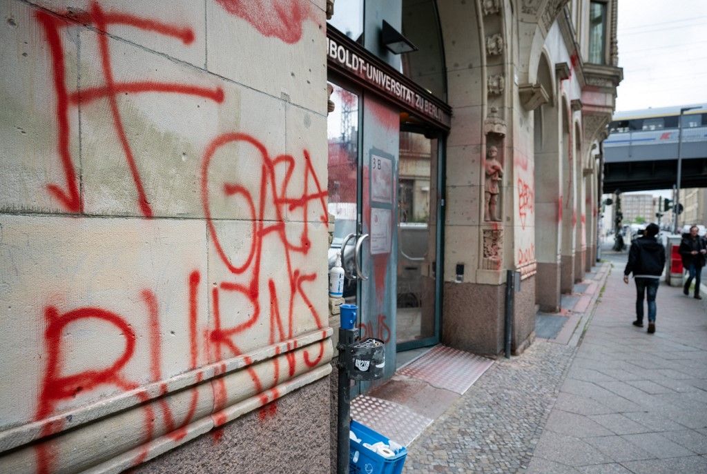 A Humboldt Egyetem Társadalomtudományi Intézetének homlokzatára piros festékkel írták fel a „Gaza Burns” (Gáza ég) feliratot. A rendőrség szerint a Humboldt Egyetem Társadalomtudományi Intézetét Izrael-ellenes szlogenekkel firkálták össze diákok (Fotó: AFP)