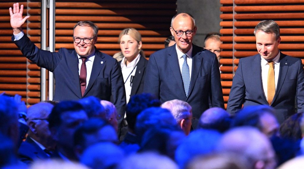 04 November 2025, Thuringia, Weimar: Federal Chancellor Friedrich Merz (M, CDU), Mario Voigt (l, CDU), Minister President of Thuringia, and Andreas Bühl (r), CDU parliamentary group leader, attend the annual reception of the Thuringian CDU parliamentary group at the "neue weimarhalle" congress center. The program also includes speeches by the Chancellor, the CDU parliamentary group leader and the Thuringian Minister President. Photo: Martin Schutt/dpa (Photo by MARTIN SCHUTT / dpa Picture-Alliance via AFP)