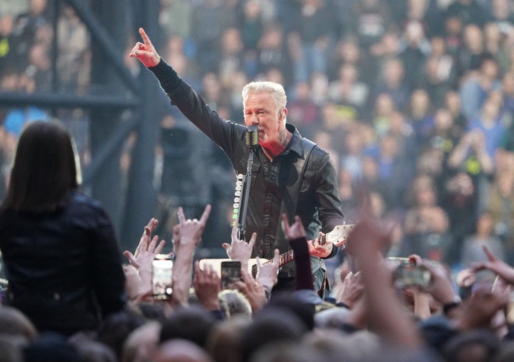 26 May 2023, Hamburg: Singer James Hetfield of the band Metallica sings on stage at Volksparkstadion. Metallica played its first of two Hamburg concerts as part of the "M72 World Tour". Photo: Marcus Brandt/dpa (Photo by MARCUS BRANDT / dpa Picture-Alliance via AFP)