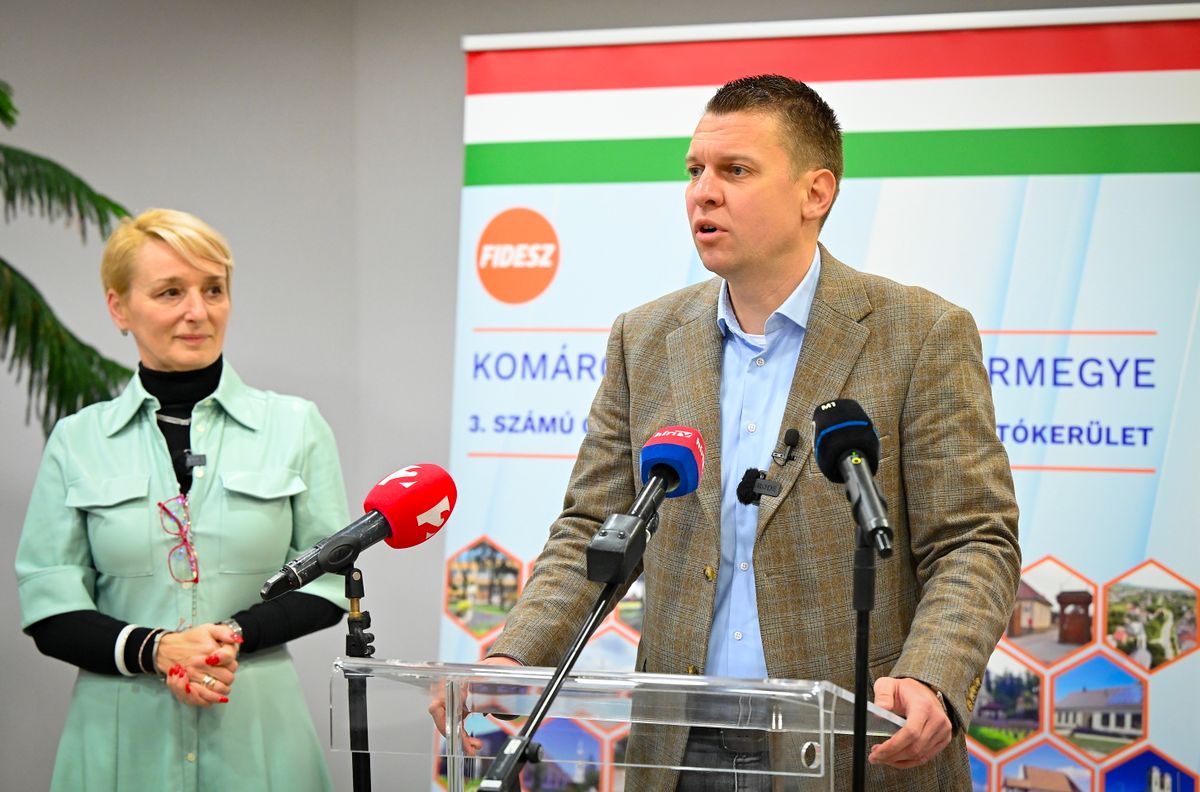 Kisbér, 2025. november 19.
Menczer Tamás, a Fidesz-KDNP kommunikációs igazgatója sajtótájékoztatót tart a kormánypártok országjárásának fóruma előtt a kisbéri Wass Albert Művelődési Ház és Városi Könyvtárban 2025. november 19-én. Mellette Czunyiné Bertalan Judit, a térség fideszes országgyűlési képviselője.
MTI/Krizsán Csaba