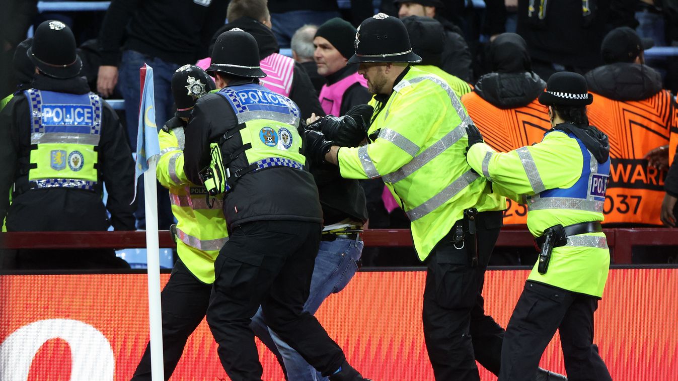 A rendőrök vezették ki a verekedő szurkolók egy csoportját