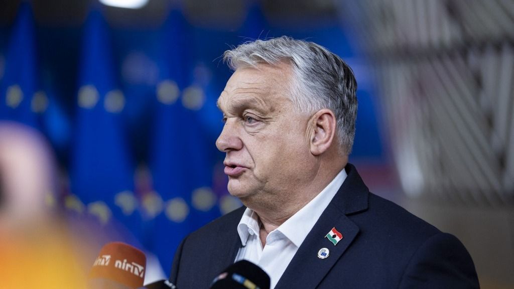 Orbán Viktor mindenhol szívesen látott vendég, Brüsszel azonban ciki