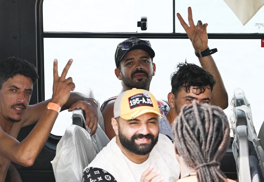 Migránsok miután partra szálltak Lampedusa szigetén