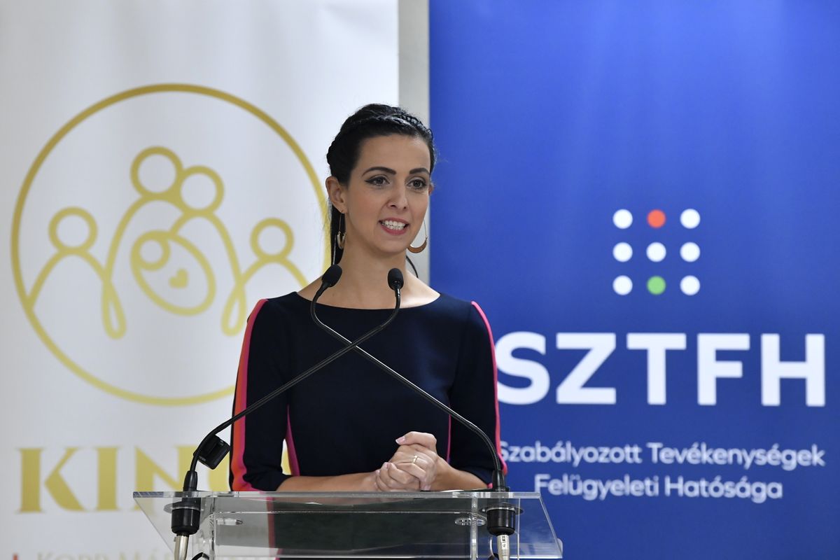 Budapest, 2025. október 21.
Koncz Zsófia, a Kulturális és Innovációs Minisztérium családokért felelős államtitkára beszédet mond A családbarát fenntarthatóság című kiadványt bemutató budapesti sajtótájékoztatón a Kopp Mária Intézetben 2025. október 21-én. A kiadvány a Szabályozott Tevékenységek Felügyeleti Hatóság (SZTFH) gondozásában, a tárca és a Kopp Mária Intézet a Népesedésért és a Családokért (KINCS) szakmai együttműködésével készült.
MTI/Soós Lajos