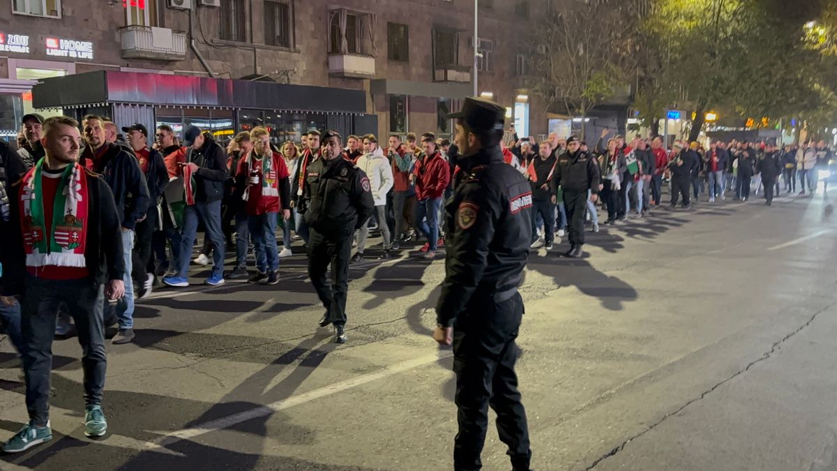 A magyar szurkolók vonulása Jerevánban az Örményország-Magyarország vb-selejtező előtt
