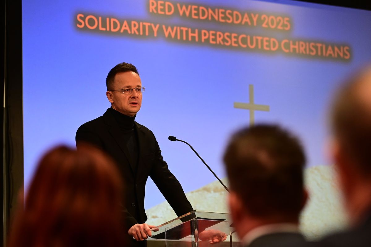 Szijjártó Péter külgazdasági és külügyminiszter beszédet mond a Red Wednesday 2025 Szolidaritás az üldözött keresztényekkel konferencián a budapesti Corinthia Hotelben 2025. november 19-én (Fotó: MTI/Kovács Attila)