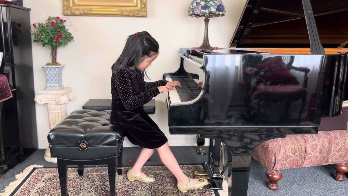 Kislány a zongoránál: csodálattal figyeli a világ a hétéves Olivia Li játékát + videó
