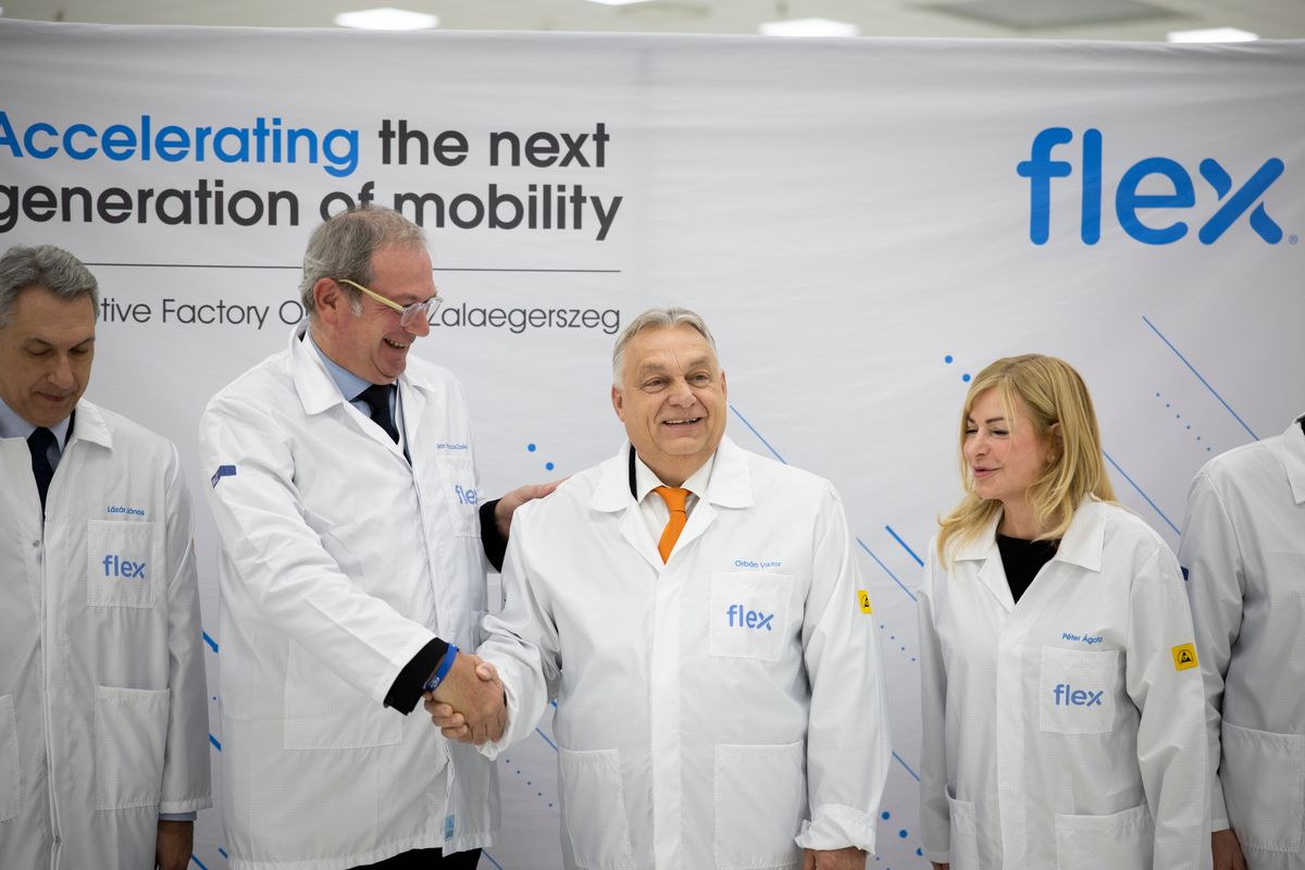Zalaegerszeg, 2025. november 25.
A Miniszterelnöki Kommunikációs Főosztály által közreadott képen Orbán Viktor miniszterelnök (b3) a Flex új gyártócsarnokának átadásán Zalaegerszegen 2025. november 25-én. Mellette Lázár János építési és közlekedési miniszter, Jean-Francois Zoeller, a Flex európai és globális alelnöke és Péter Ágota, a Flex magyarországi alelnöke (b-j).
MTI/Miniszterelnöki Kommunikációs Főosztály/Fischer Zoltán