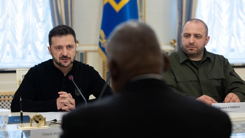 This handout photograph taken and released by the Ukrainian Presidential Press Service on October 21, 2024, shows the Ukrainian President Volodymyr Zelensky (L), Ukraine's Defence Minister Rustem Umerov (R) and US Secretary of Defense Lloyd Austin (C) during their meeting in Kyiv. (Photo by Handout / UKRAINIAN PRESIDENTIAL PRESS SERVICE / AFP) / RESTRICTED TO EDITORIAL USE - MANDATORY CREDIT "AFP PHOTO / UKRAINIAN PRESIDENTIAL PRESS SERVICE" - NO MARKETING NO ADVERTISING CAMPAIGNS - DISTRIBUTED AS A SERVICE TO CLIENTS