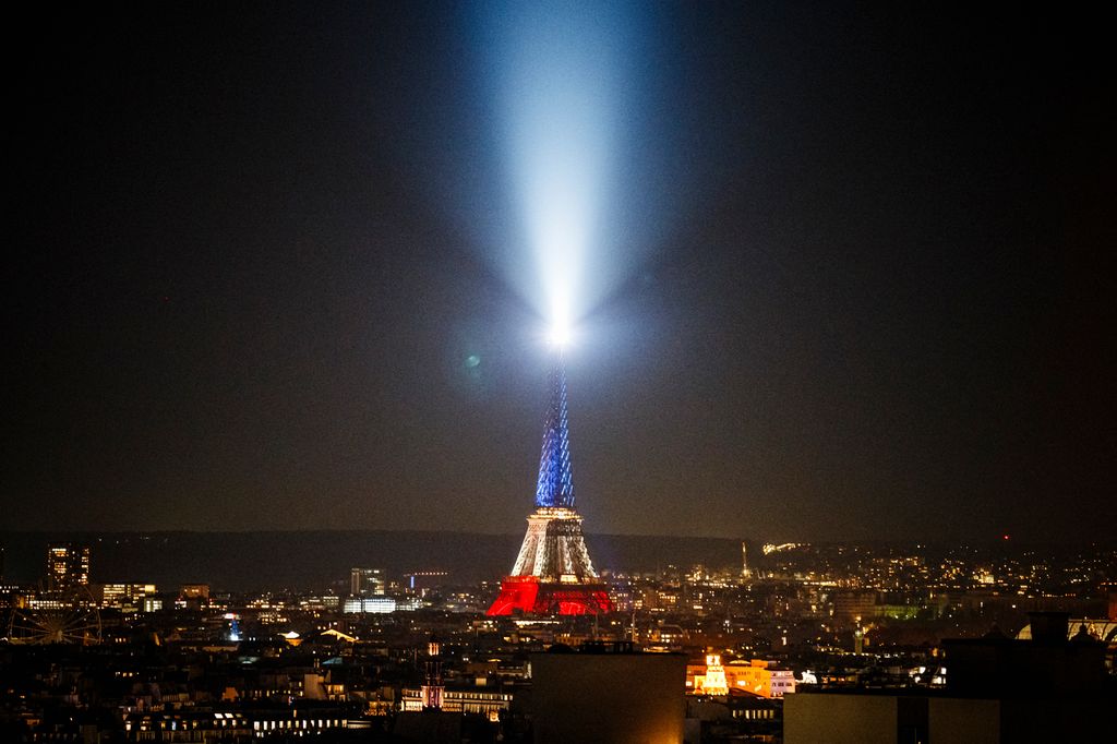 Franciaország - Eiffel-torony, amelyet a francia nemzeti zászló színeiben világítanak ki a 2015-ös párizsi terrortámadások 10. évfordulója alkalmából Párizsban