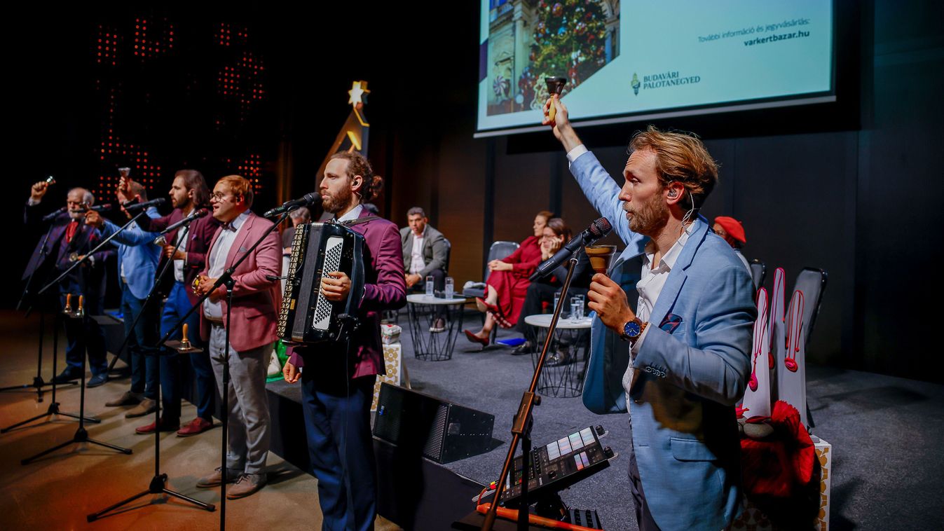 Advent a Budavári Palotanegyedben című sajtótájékoztató, ahol a karácsonyi ünnepkörhöz kapcsolódó programkínálatot mutatták be. A fotón Bubnó Lőrinc és a Szent Efrém Férfikar fellépése. Fotó: Csudai Sándor