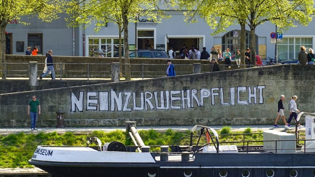 A falra nagy graffitit festettek Regensburgban: a kötelező katonai szolgálat ellen