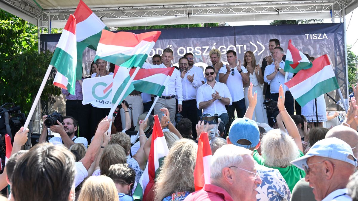 Kötcse, 2025. szeptember 7.
Magyar Péter, a Tisza Párt elnöke (középen, j9) a párt kötcsei rendezvényén 2025. szeptember 7-én.
MTI/Szigetváry Zsolt