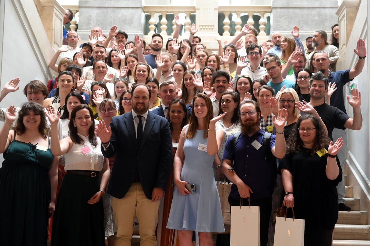 A csoportképen Nacsa Lőrinc, a Miniszterelnökség nemzetpolitikáért felelős államtitkára és Kőrösi Csoma Sándor Program ösztöndíjasai (Fotó: MTI/Kovács Attila)