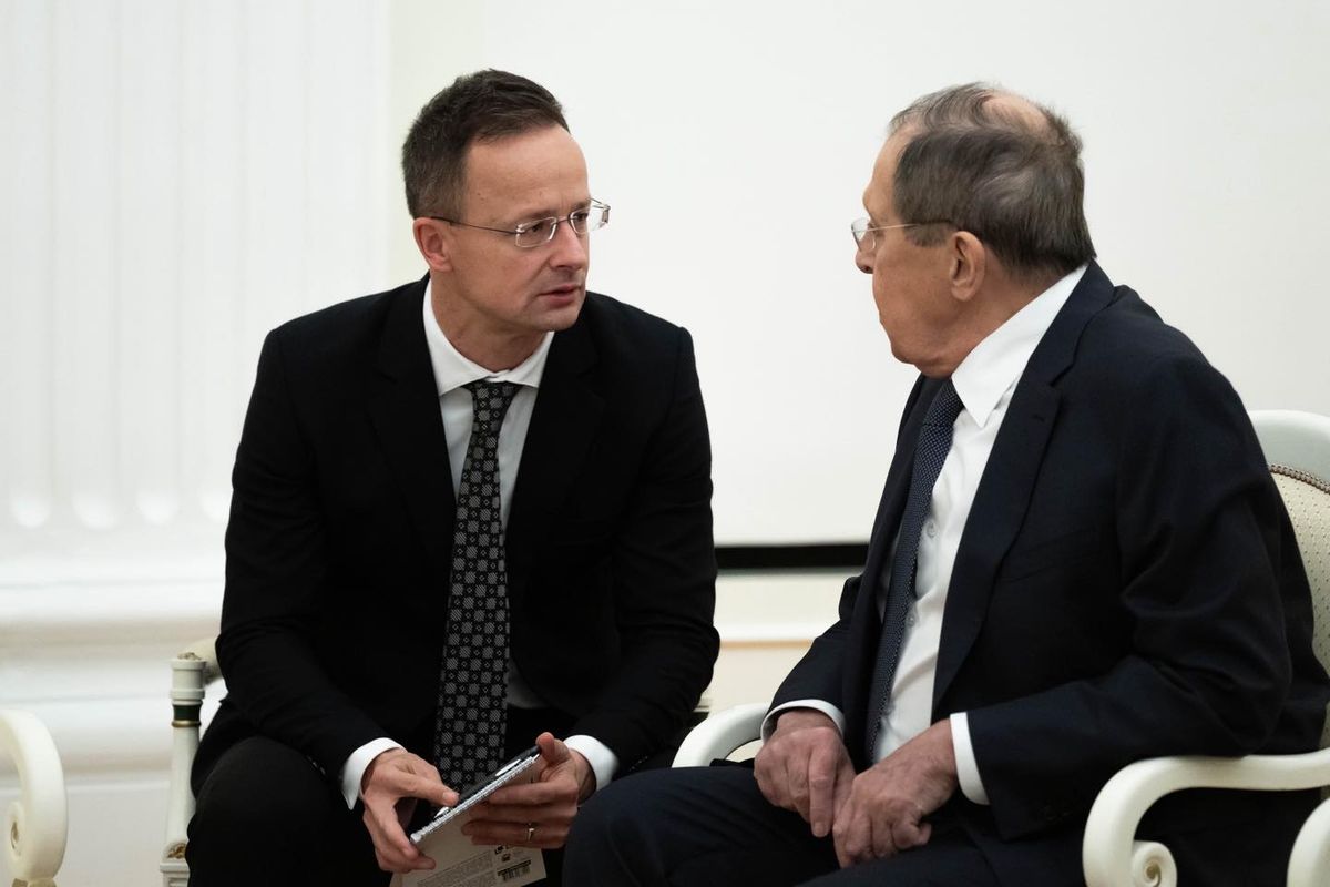 Szijjártó Péter hangsúlyozta, hogy a magyaroknak nincs szükségünk sem engedélyre, sem pedig mandátumra Brüsszeltől