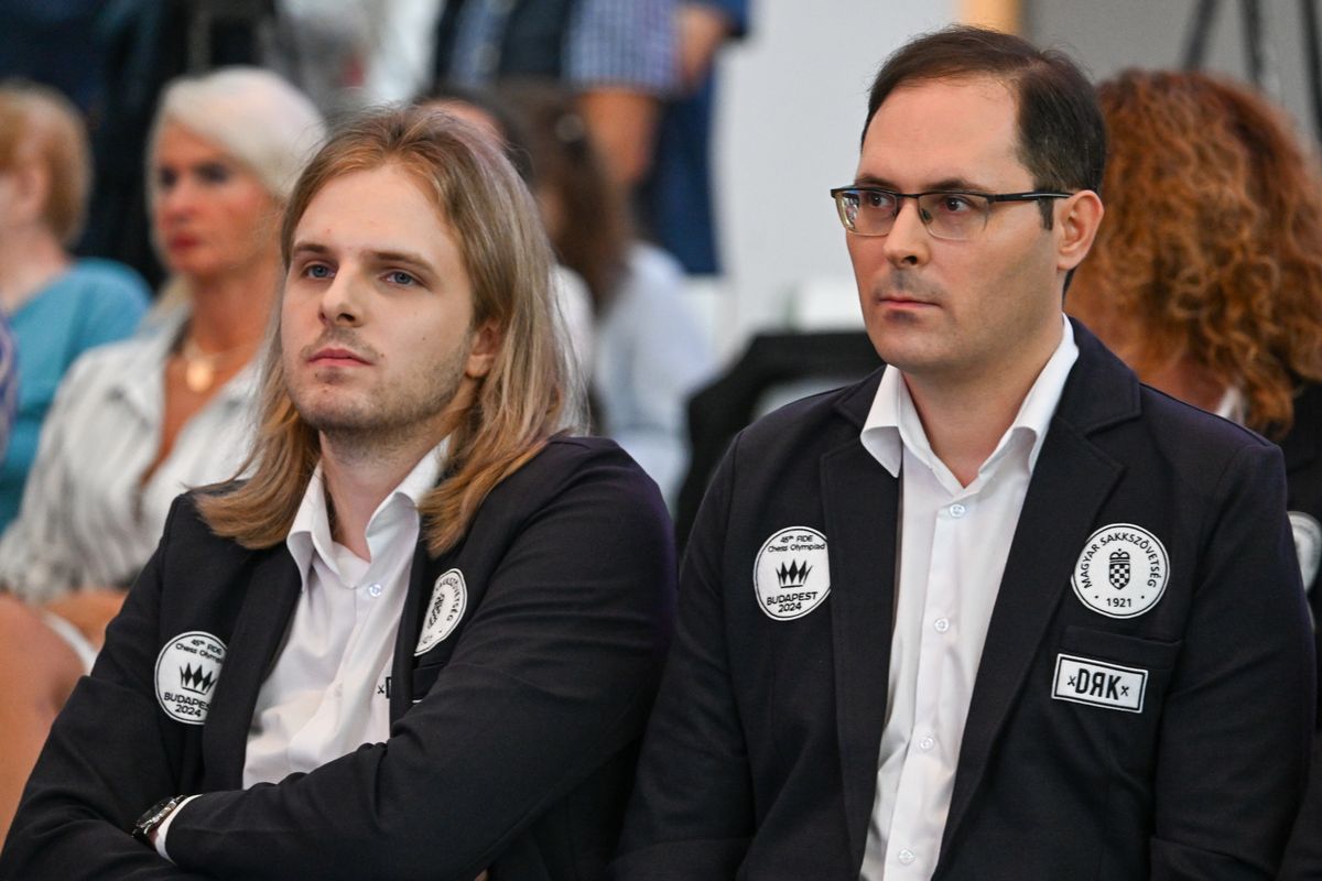 Rapport Richárd (balra) és Lékó Péter sakknagymesterek a budapesti sakkolimpián induló magyar csapatok bemutatkozó sajtótájékoztatóján a Magyar Testnevelési és Sporttudományi Egyetemen 2024. szeptember 9-én