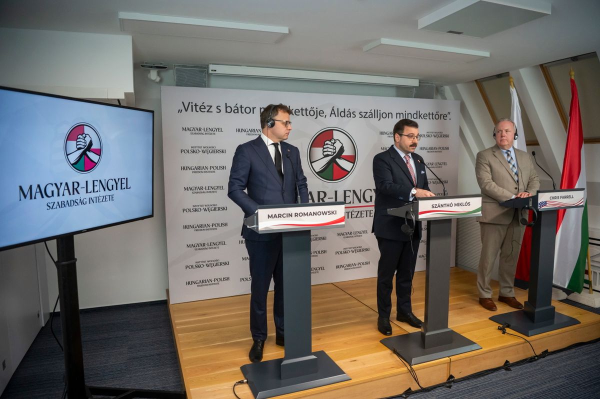 Budapest, 2025. április 25.
Marcin Romanowski volt lengyel igazságügyminiszter-helyettes, Szánthó Miklós, az Alapjogokért Központ főigazgatója és Chris Farrell amerikai jogvédő (b-j) a Magyar-Lengyel Szabadság Intézet megalapításáról tartott budapesti sajtótájékoztatón 2025. április 25-én.
MTI/Balogh Zoltán