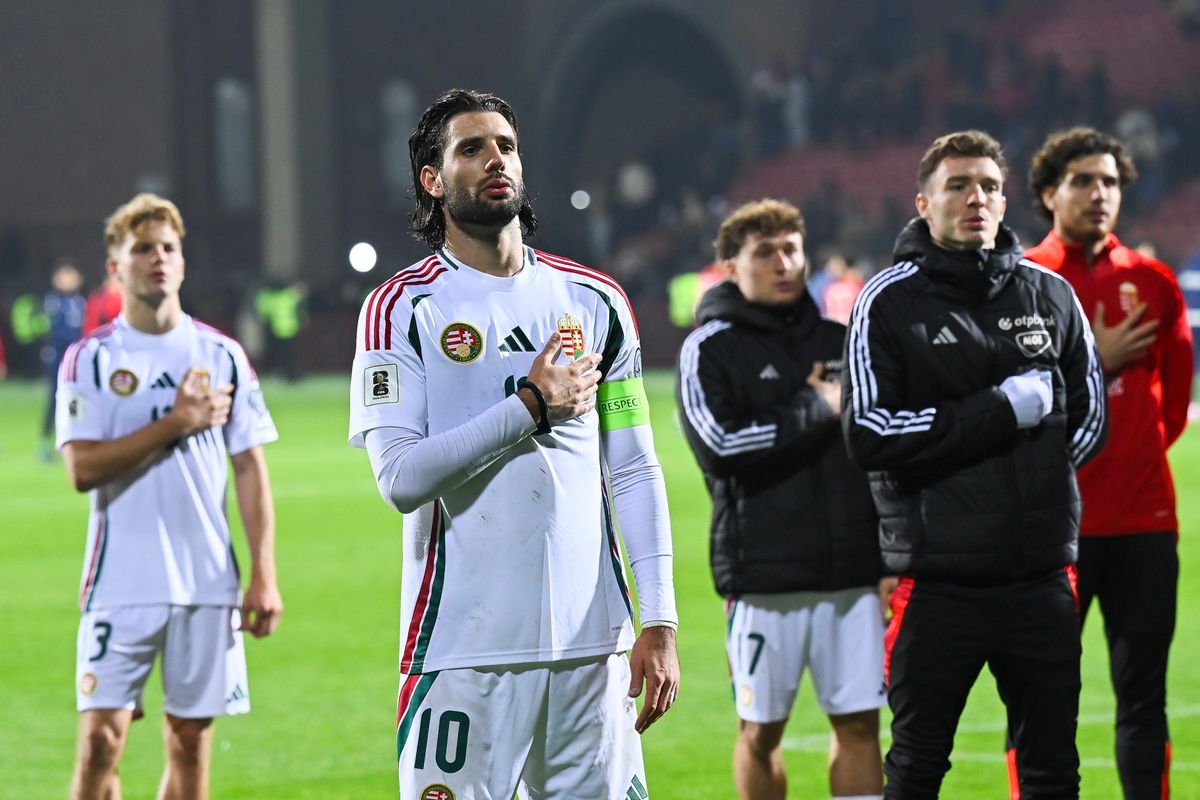 A magyar válogatott játékosai a himnuszt éneklik, miután világbajnoki selejtező mérkőzésen 1-0-ra nyertek Örményország ellen Jerevánban