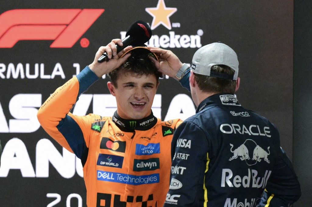 Lando Norris (balra) és Max Verstappen indulhatott az első sorból a Forma–1-es Las Vegas-i Nagydíj futamán