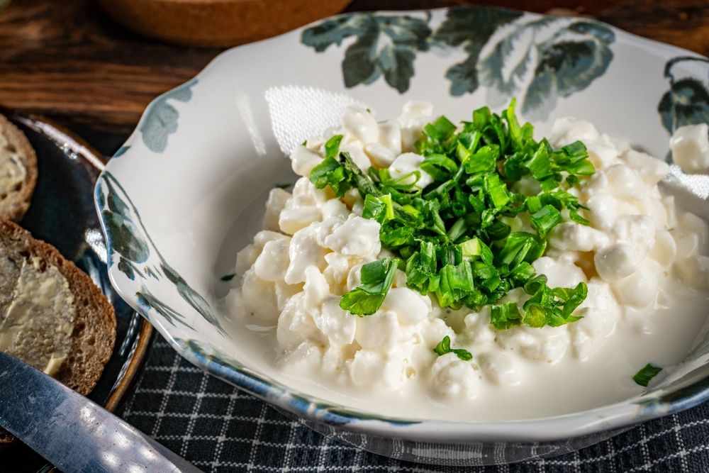 A cottage cheese körüli hype nem véletlen , ez az alapanyag tényleg sokoldalú és egészséges. Remek palacsintákhoz, pogácsákhoz, pitékhez, tésztákhoz, mártogatósokhoz és desszertekhez is
