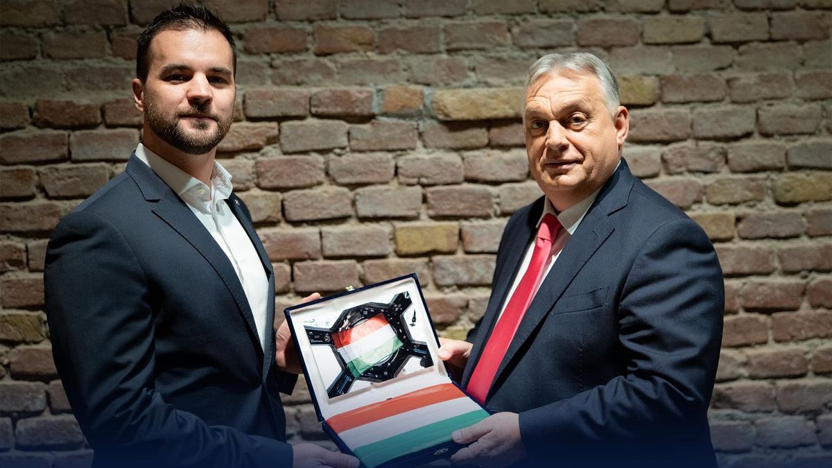 Orbán Viktor prejel nevsakdanje darilo od Tiborja Kapuja, ki je prišlo iz vesolja