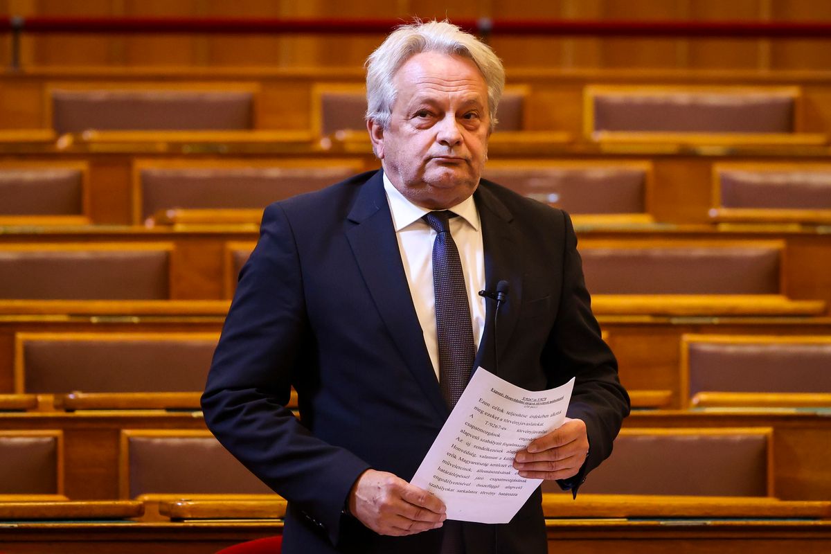 Budapest, 2024. október 1.
Vargha Tamás, a Honvédelmi Minisztérium parlamenti államtitkára felszólal a honvédelmi tárgyú törvények módosításáról szóló általános vitán az Országgyűlés plenáris ülésén 2024. október 1-jén.
MTI/Hegedüs Róbert