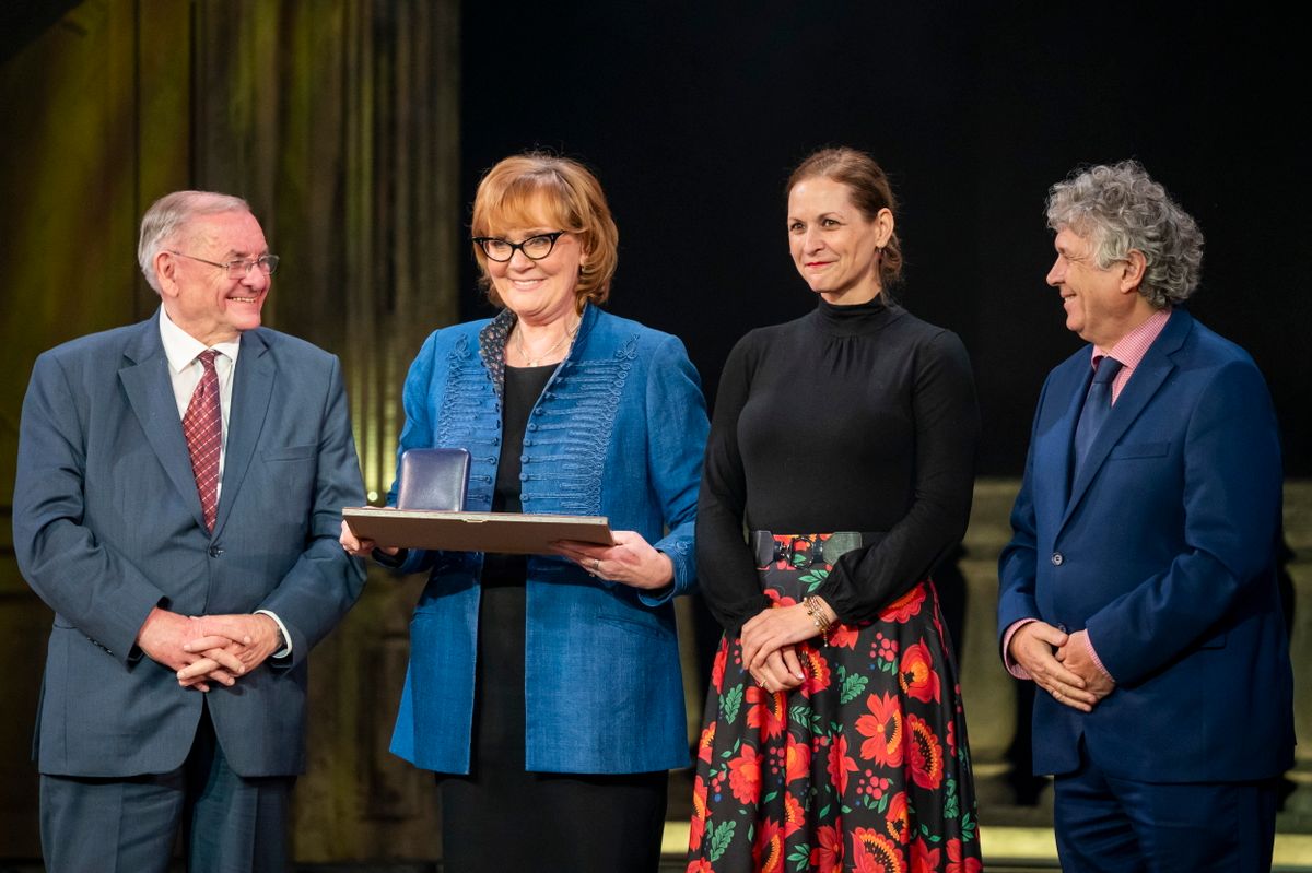 Budapest, 2025. november 25.
Siklósi Beatrix, a Kossuth Rádió csatornaigazgatója (b2), miután átvette a Hungarikum Gála Média Díját Lezsák Sándortól, az Országgyűlés alelnökétől, a Hungarikum Liget alapítájótól, a Hungarikum Bizottság tagjától (b), Lezsák Annától, a Hungarikum Liget igazgatójától (j2) és Balogh Lászlótól, a Közszolgálati Közalapítvány Kuratóriumának elnökétől (j) a Hungarikum Díjátadó Gálán a Budapesti Operettszínházban 2025. november 25-én.
MTI/Balogh Zoltán