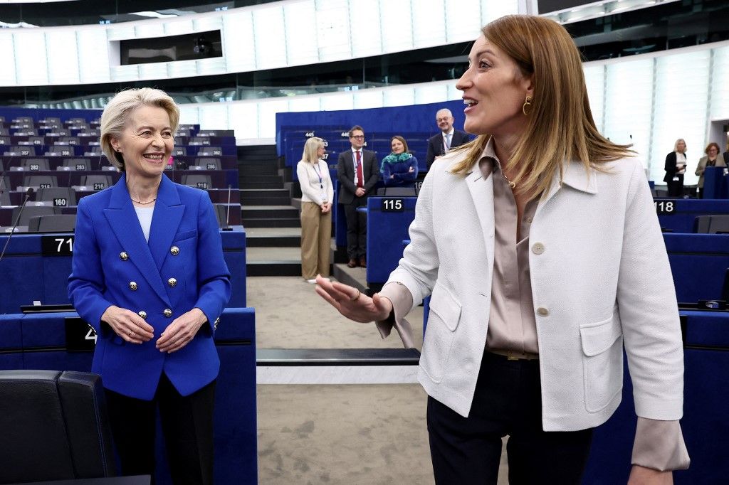 EU Commission President Ursula von der Leyen (L) speaks with EU Parliament President Roberta Metsola prior to a debate on recent Russian violations of the EU Member States airspace and critical infrastructure at the European Parliament in Strasbourg, eastern France, on October 8, 2025. (Photo by FREDERICK FLORIN / AFP)