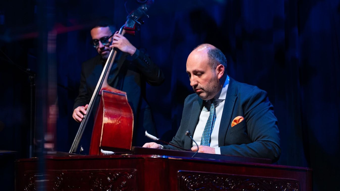 Lisztes Jenő cimbalomművész a Wacław Felczak Alapítvány év végi gáláján. Forrás: Wacław Felczak Alapítvány