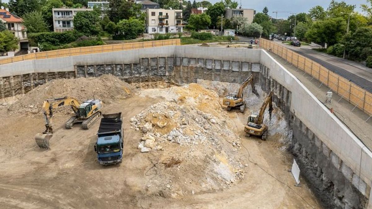 Eltüntették a volt Munkásőr laktanyát a Gellért-hegyről, indulhat az új fejlesztés