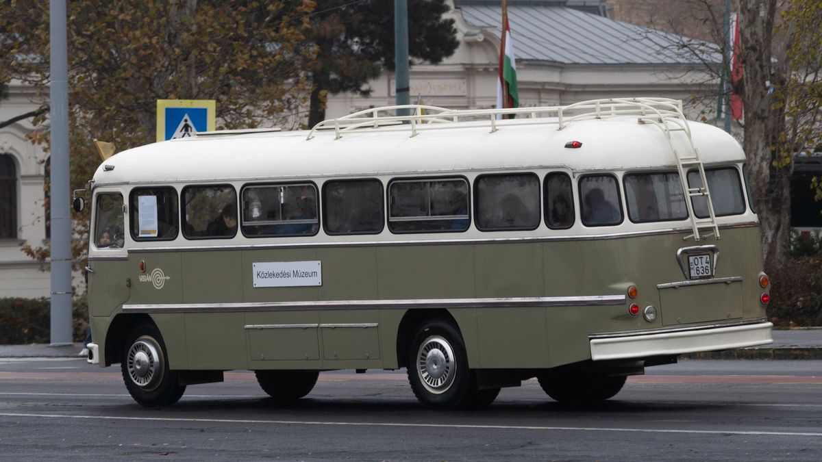 Ikarus
Budapest, 2025. november 14.
A Magyar Műszaki és Közlekedési Múzeum tulajdonában lévő Ikarus 311-es oldtimer autóbusz a Városligeti Műlyégpálya előtt 2025. november 14-én. A Közlekedési Múzeum oldtimer Ikarus buszaival lehet utazni a téli hétvégéken december 6. és január 11. között Budapesten a Mozgó Múzeum című program keretében.
MTI/Kocsis Zoltán