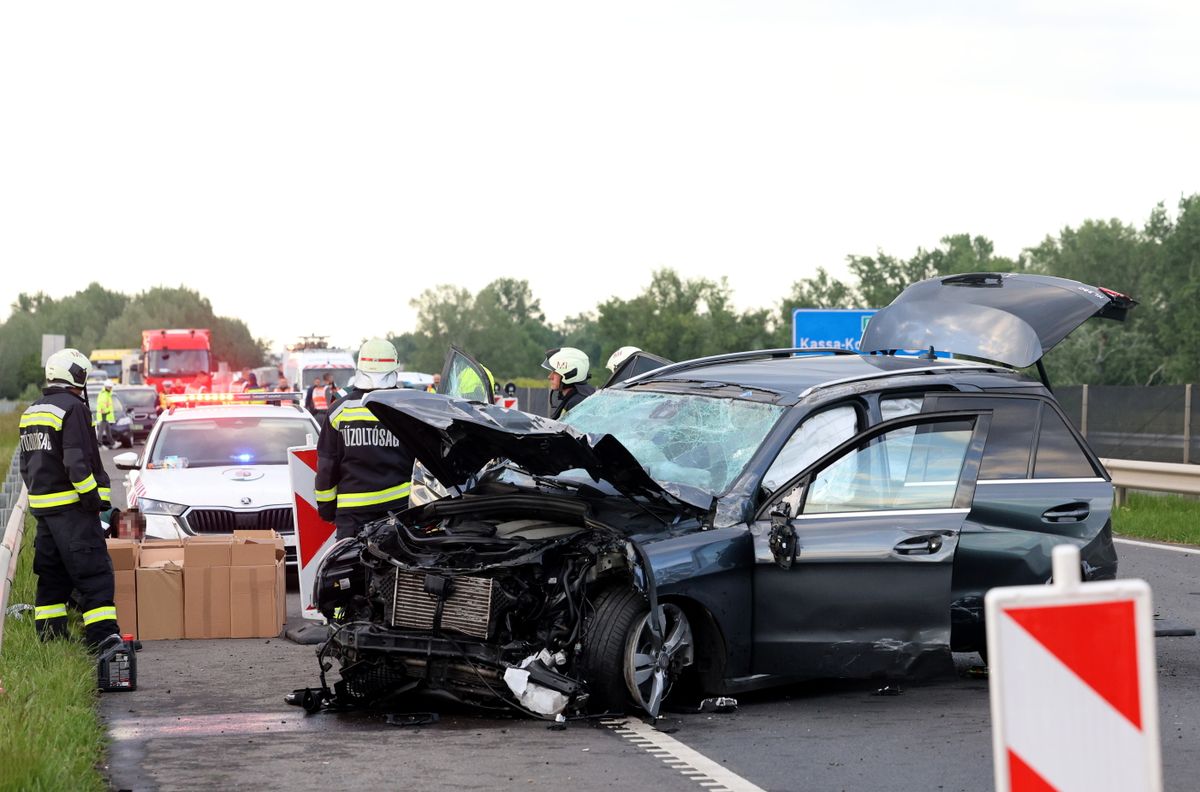 Miskolc, 2025. május 15.
Tűzoltók dolgoznak egy összeroncsolódott jármű mellett az M30-as autópálya Miskolcot elkerülő szakaszán ahol két autó karambolozott 2025. május 15-én. A balesetben öt személy súlyos sérülést szenvedett, a helyszínre mentőhelikopter is érkezett.
MTI/Vajda János