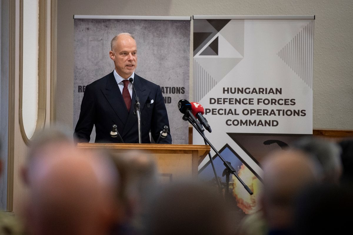 Szolnok, 2025. október 28.
A Honvédelmi Minisztérium (HM) Sajtóosztálya által közreadott képen Szalay-Bobrovniczky Kristóf honvédelmi miniszter beszédet mond a regionális különleges műveleti képesség NATO-értékelésének ismertetésén a Magyar Honvédség Ittebei Kiss József hadnagy helikopterbázisán Szolnokon 2025. október 28-án.
MTI/HM