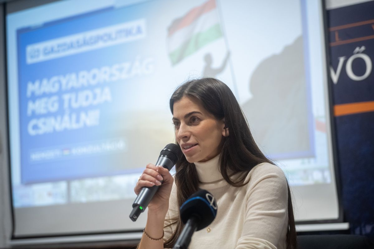 Budapest, 2024. december 2.
Szentkirályi Alexandra, a Fidesz és a KDNP fővárosi képviselőcsoportjának frakcióvezetője, a Fidesz budapesti elnöke beszél a Magyarország meg tudja csinálni! elnevezésű nemzeti konzultációval kapcsolatos országjárás fővárosi állomásán, a Belvárosi Polgári Szalonban rendezett lakossági fórumon 2024. december 2-án.
MTI/Balogh Zoltán