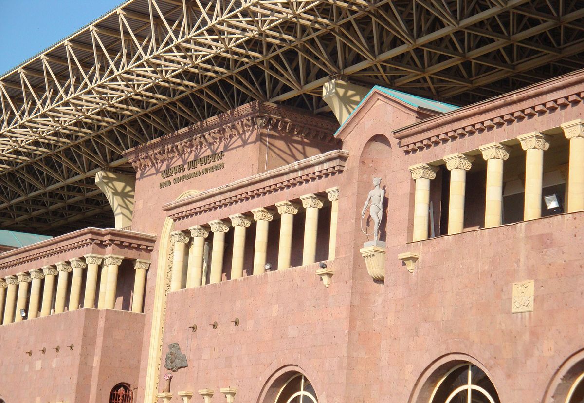 A külső homlokzatról nem biztos, hogy kiderül: itt játsza a magyar válogatott az örmények elleni világbajnoki selejtezőjét