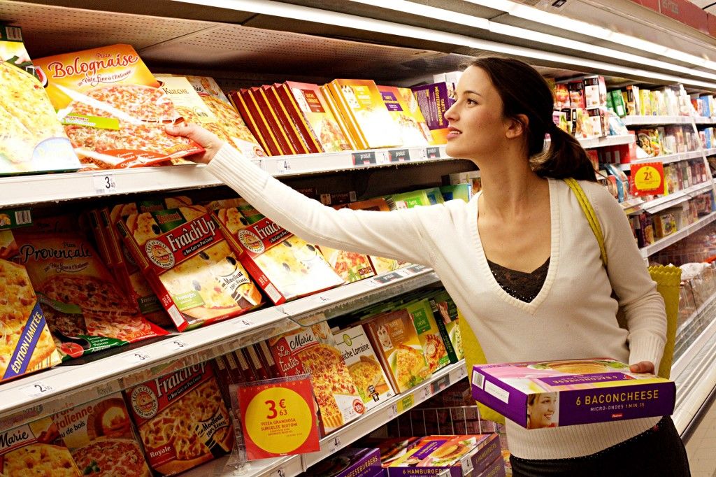 Woman shopping in the frozen food section in supermarket. BURGER/PHANIE (Photo by BURGER / Phanie via AFP), ultrafeldolgozott élelmiszerek