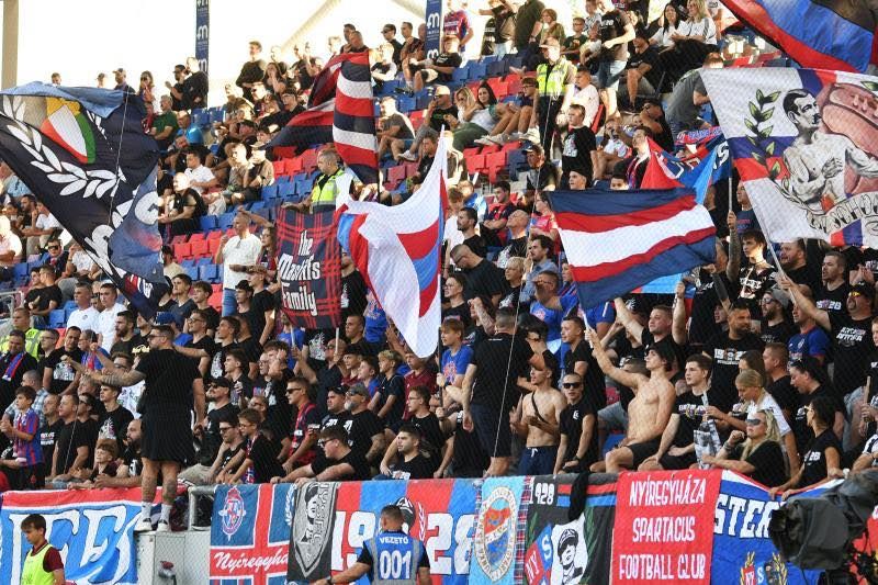 Pokoli hangulatot teremtenek a Nyíregyháza szurkolói a Debrecen elleni keleti rangadón, Bódog Tamás edző is számít a drukkerekre