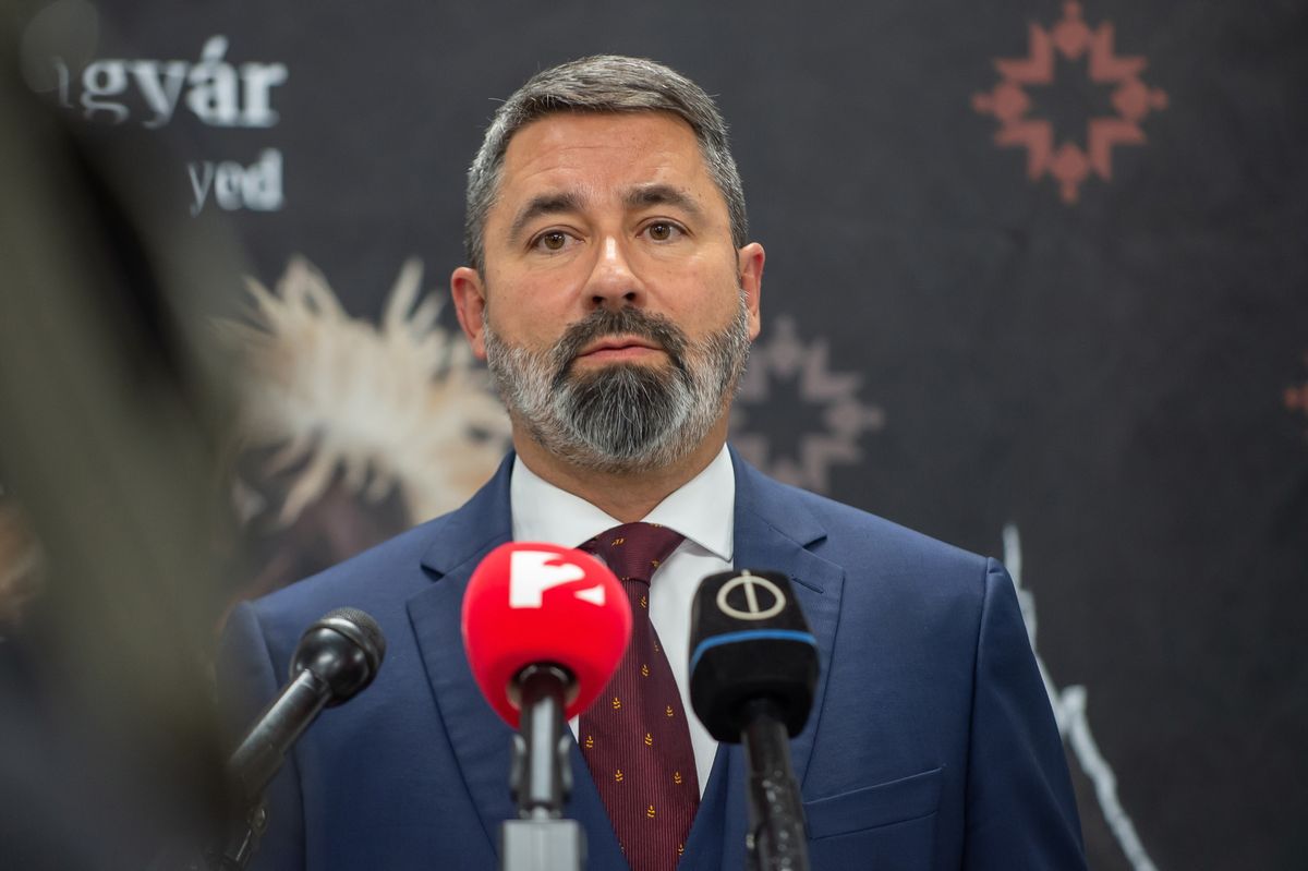 Mohács, 2025. november 21.
Hidvéghi Balázs, a Miniszterelnöki Kabinetiroda parlamenti államtitkára a kormánypártok országjárásának fóruma előtt tartott sajtótájékoztatón a mohácsi Selyemgyár Kulturális Negyedben 2025. november 21-én.
MTI/Kacsúr Tamás