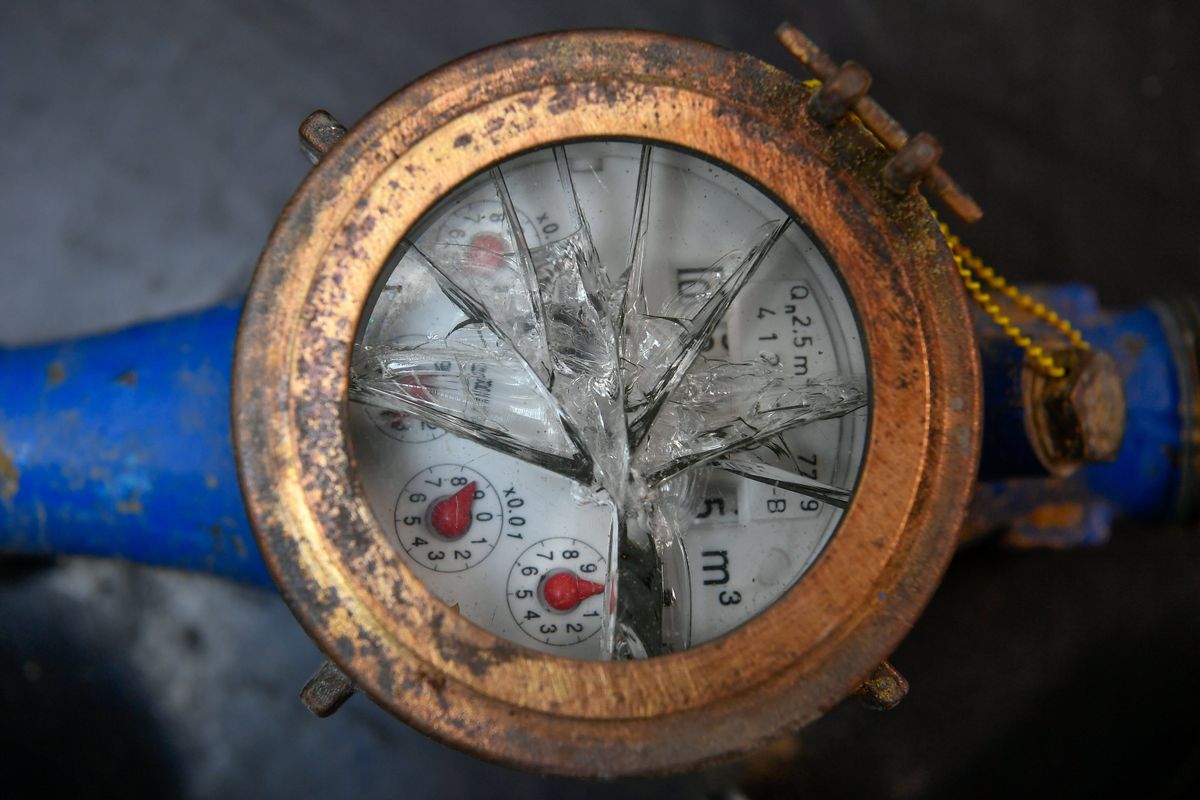 Debrecen, 2019. január 9.
A hideg idő miatt elfagyott vízóra a Debreceni Vízmű Zrt. Balmazújvárosi úti telephelyén 2019. január 9-én. A vízmérők fagy elleni védelméről az ingatlan tulajdonosának kell gondoskodnia. Ha a meghibásodás ennek elmulasztásából ered, a mérő cseréjének költségét, illetve az elfolyt víz díját is az ingatlantulajdonosnak kell viselnie.
MTI/Czeglédi Zsolt